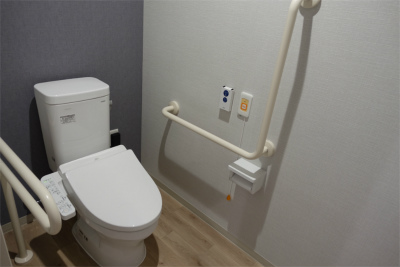 お部屋のトイレには左右に手すりがあり安心です。