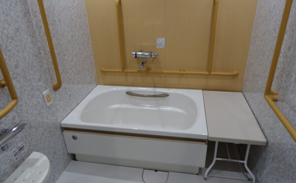 スタッフさんによる介助を受けながらご入浴出来ます。