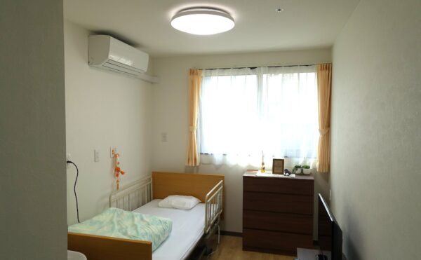 お部屋には洗面台、トイレ、照明、エアコンが付いています。