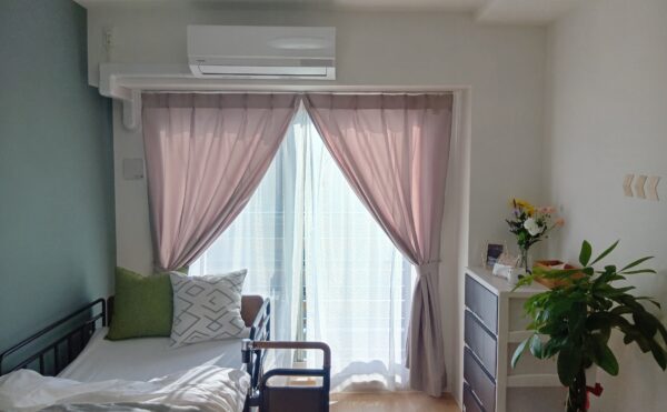 お部屋は洗面台やトイレ、エアコン付です