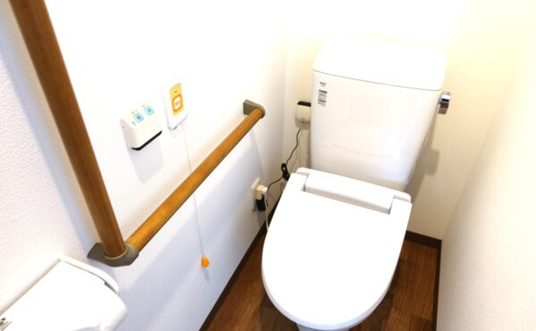 お部屋のトイレには手すりとナースコールが付いていて安心です。