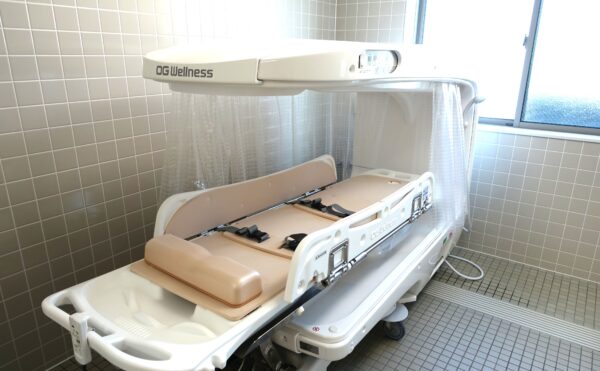 ミスト浴でカーテンで被います。ヒートショック予防にもなるそうです。