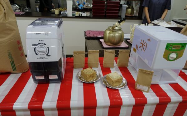 施設で毎日精米するお米を使用し、出来立てのご飯ををご提供いたします。