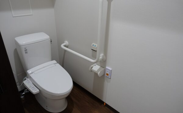 お部屋のトイレには手すりやナースコールもあり安心です。